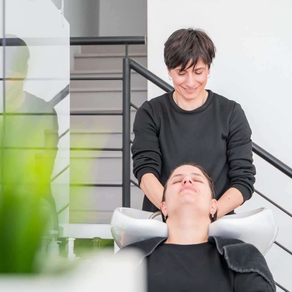 Peluquería Fusión Teruel - peluquera lavando el pelo
