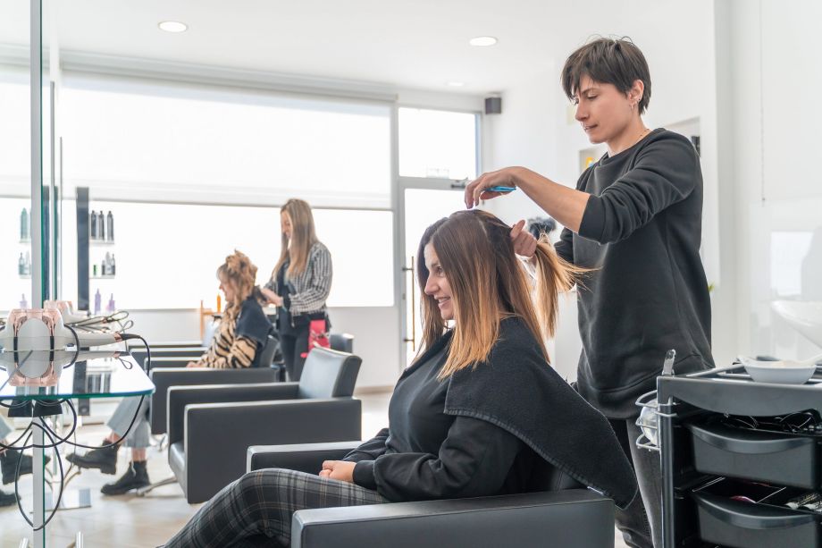 Peluquería Fusión Teruel - peluquera haciendo peinado